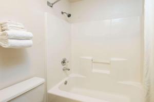 Un baño de Super 8 by Wyndham Richfield Cleveland