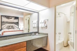 Bathroom sa Super 8 by Wyndham Clovis