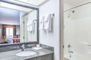 Bathroom sa Super 8 by Wyndham Clovis