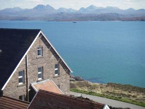 una casa con vista su un grande bacino d'acqua di Gairloch Sands Youth Hostel a Gairloch