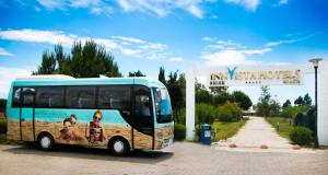 un bus dont le côté comporte une publicité dans l'établissement Innvista Hotels Belek, à Belek