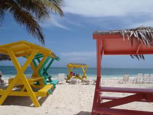 - une plage avec des chaises et des parasols et l'océan dans l'établissement The Marlin at Taino Beach Resort, à Freeport