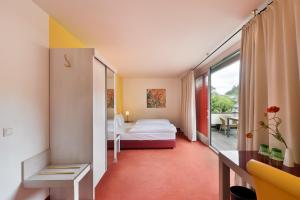 una camera con letto e balcone di Hotel Neutor Express a Salisburgo