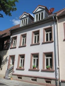 un edificio blanco con ventanas y plantas. en Zwischen-Rhein-und-Reben, zentral, barrierefrei, en Speyer