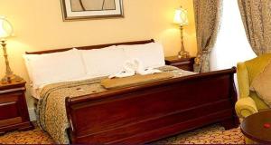 Tempat tidur dalam kamar di Annebrook House Hotel