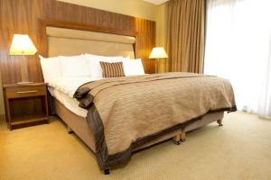 Tempat tidur dalam kamar di Annebrook House Hotel