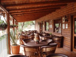 Um restaurante ou outro lugar para comer em Sierra Paraiso Hotel