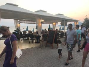 Apartments Kuce Lekovica Beach & snack bar- Bistro में मेहमान रह रहे हैं