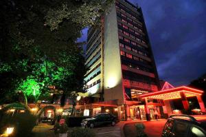 un gran edificio con luces rojas delante de él en Hotel Leipzig, en Plovdiv