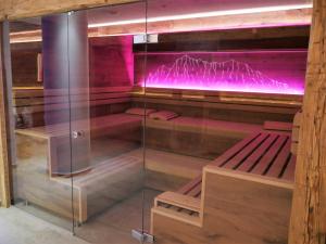 een sauna met paarse verlichting in een kamer bij Hotel Spielmann in Ehrwald