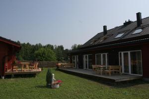 Casa con patio, mesa y sillas en Love Island Guesthouse, en Druskininkai