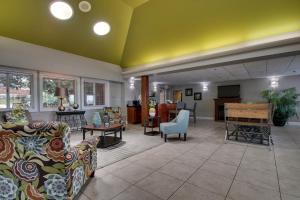 Un lugar para sentarse en Wingfield Inn & Suites