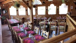 A restaurant or other place to eat at La Boule de Neige