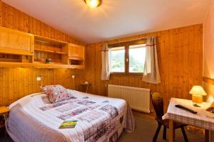 A bed or beds in a room at La Boule de Neige