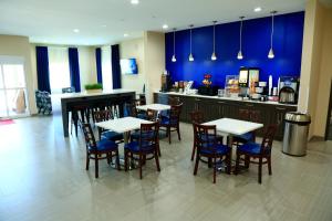 Majoituspaikan Americas Best Value Inn & Suites-Prairieville ravintola tai vastaava paikka