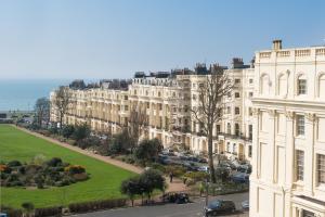 widok na miasto z budynkami i parkiem w obiekcie Sea View Penthouse Maisonette by MyHolidayLet w Brighton and Hove