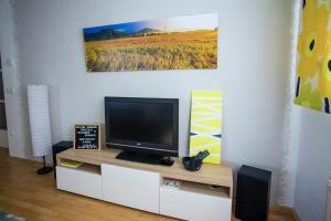 TV at/o entertainment center sa Goldenfields apartment