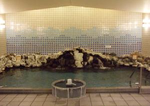 une grande piscine d'eau dans un bâtiment dans l'établissement Nishiizu Matsuzaki Itoen Hotel, à Matsuzaki