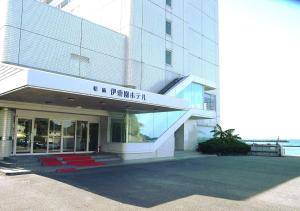 un bâtiment avec un panneau à l'avant dans l'établissement Nishiizu Matsuzaki Itoen Hotel, à Matsuzaki