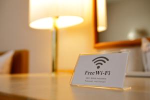 un cartel en una mesa con un letrero wifi en ella en Hotel Resol Machida, en Machida