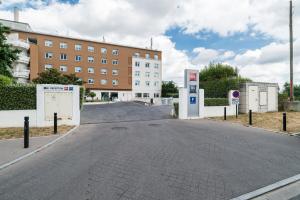 eine leere Straße vor einem Gebäude in der Unterkunft ibis Marne La Vallée Val d'Europe in Montévrain