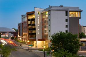 een hoog wit gebouw met een bord erop bij Hyatt Place Niagara Falls in Niagara Falls