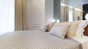 Illyria Luxury Studio Apartments tesisinde bir odada yatak veya yataklar