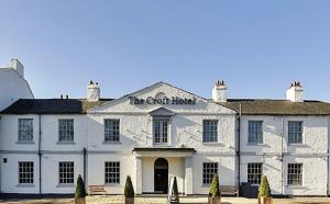 un edificio bianco con un cartello sulla parte anteriore di The Croft Hotel, BW Signature Collection a Darlington