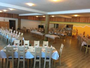 een feestzaal met witte tafels en witte stoelen bij Rute Hotel and Apartments in Kranjska Gora