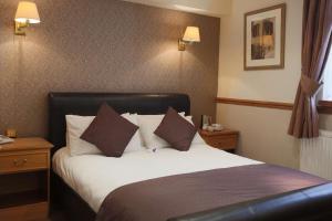 Tempat tidur dalam kamar di Bury Ramsbottom Old Mill Hotel and Leisure Club