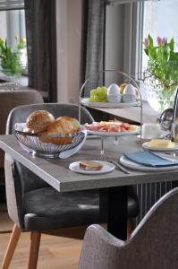 uma mesa com pratos de comida em cima em Landgasthof Eiserner Ritter em Boppard