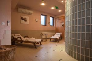 a room with two massage tables in a room at Boutique Hotel Uniqato in Bansko