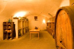 una bodega con una mesa en el medio en Gasthof Bären Laupen, en Laupen