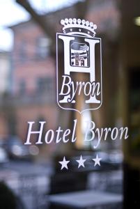 Un certificado, premio, cartel u otro documento en Hotel Byron