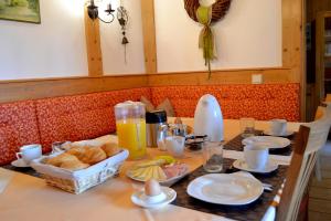 una mesa con pan y una cesta de zumo de naranja en Gästehaus Pfisterer, en Bad Schallerbach