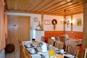 comedor con 2 mesas y nevera en Gästehaus Pfisterer, en Bad Schallerbach