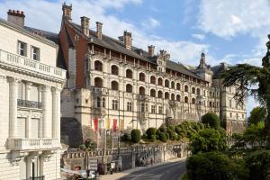 duży budynek z ulicą przed nim w obiekcie Hôtel De France Et De Guise - 1891 w mieście Blois