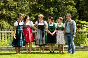 un gruppo di persone in piedi sull'erba di Chalet Vites Mountain Hotel a Canazei