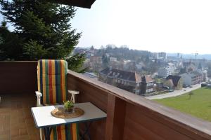 balcón con mesa y vistas a la ciudad en Gästehaus Pfisterer, en Bad Schallerbach