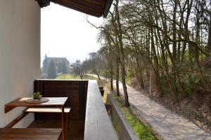 balcón con mesa y vistas a la carretera en Gästehaus Pfisterer, en Bad Schallerbach