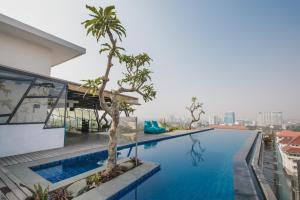 une piscine sur le toit d'une maison dans l'établissement Janevalla Bandung, à Bandung