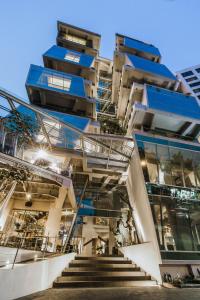 un bâtiment avec des escaliers en face de celui-ci dans l'établissement Janevalla Bandung, à Bandung