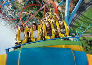 un grupo de personas montando en una montaña rusa en PortAventura Hotel Roulette - Includes unlimited access to PortAventura Park & 1 access to Ferrari Land, en Salou