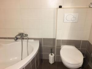 ein Badezimmer mit einem WC und einer Badewanne in der Unterkunft Ferienwohnung Leithaberg in Eisenstadt