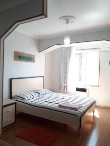 een bed in een kamer met een raam bij Apartment on Guramishvili Street 1 in Tskaltubo