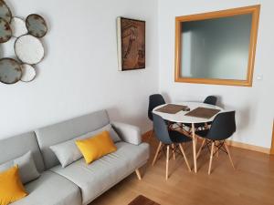 een woonkamer met een bank en een tafel bij Apartamentos Soho Boutique Plaza Mayor Caceres in Cáceres