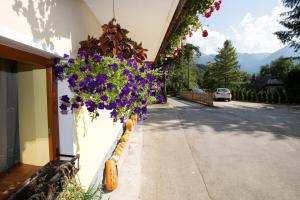 een gebouw met bloemen aan de straatkant bij Farmhouse pri Miklavu in Bohinj