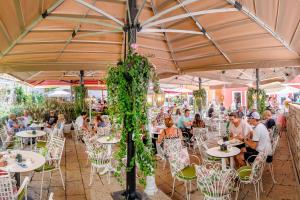 een groep mensen die aan tafels onder een tent zitten bij Heritage Hotel Life Palace in Šibenik