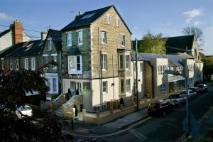 una fila de casas en una calle con coches aparcados en Ethos Hotel, en Oxford