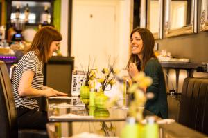 Dos mujeres sentadas en una mesa en un restaurante en Ethos Hotel, en Oxford